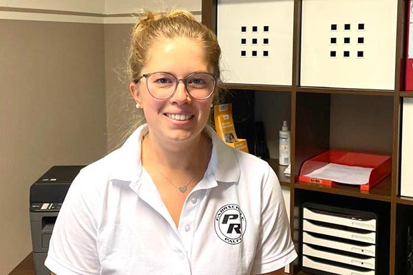 Büro-Mitarbeiterin Leona Fischer in der Fahrschule Palfi Nürnberg Mögeldorf, Zabo, Wöhrd und Laufamholz